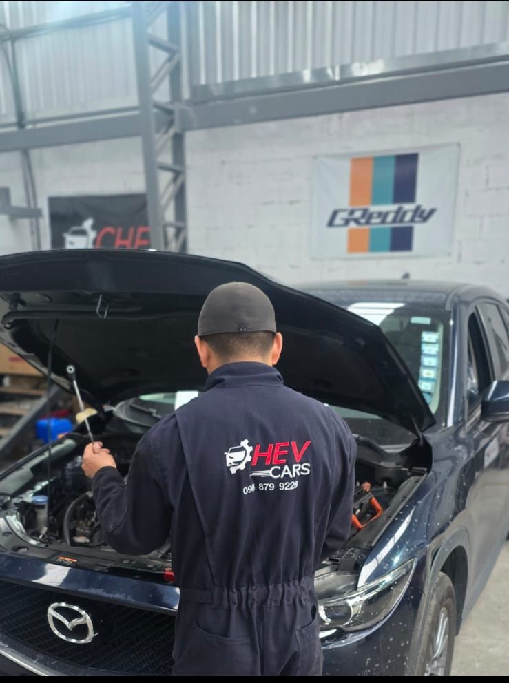 Mecánico trabajando en un vehículo